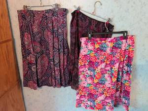 lot 271 image: Womens Clothing Lot 3 Pieces Skirts Floral Paisley Print