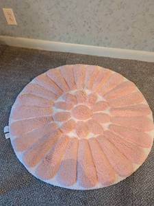 lot 290 image: Round Bath Rug with Petal Design 32 inches
