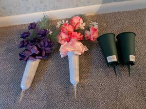 lot 293 image: Cemetery Flower Stake Lot 4 Pieces Green White