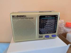 lot 305 image: Bell Howell FMMWSW 9 Band World Receiver MW.SW1-7