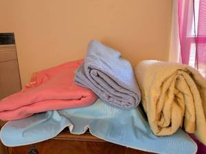 lot 312 image: Lot of 3Blankets and Throws Various Colors