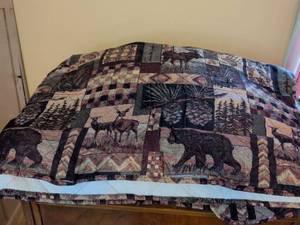 lot 313 image: Wildlife twin comforter with Bear and Deer Motif