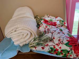 lot 316 image: Blanket and Red Floral Print soft throw