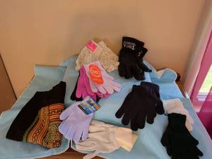 lot 320 image: Lot of 9 Assorted Gloves Winter Knit Mittens Various Colors Sizes