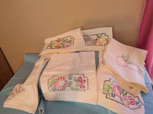 lot 334 image: Embroidered kitchen handtails with Fruit Floral Design
