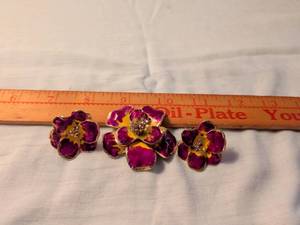 lot 364 image: Enamel Flower Brooch Pins 4-Piece Set Purple Yellow Gold Tone