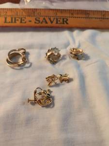 lot 368 image: Mixed Lot Costume Earrings Gold-Tone Clip-On and Hoop Styles 4 Pieces