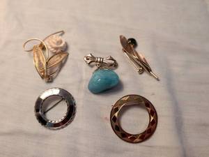 lot 369 image: Vintage Brooches and Pendants Lot 5 Pieces Gold Tone