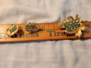 lot 372 image: Pair of Flower Brooch Pins with Green Crystal Cluster Centers
