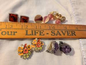lot 374 image: Lot of 5 Vintage Costume Jewelry Pieces Earrings Brooch Cufflinks