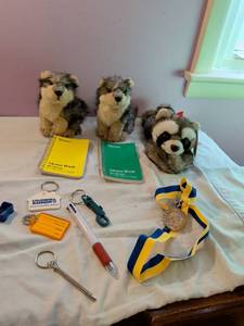 lot 426 image: Lot of Plush Animals, Memo Books, Keychains, Pen, Medal and Accessories