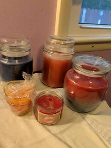 lot 433 image: Cinnamon Vanilla Spruce Candle Lot 5 Glass Jars with Lids
