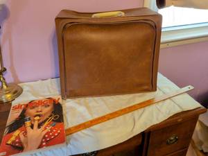lot 436 image: Singer 5528 Sewing Machine Portable Case Model 5528