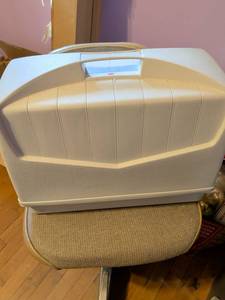 lot 437 image: Singer Manufacturing Co. Sewing Machine with Cream Carrying Case