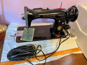 lot 437 image: Singer Manufacturing Co. Sewing Machine with Cream Carrying Case