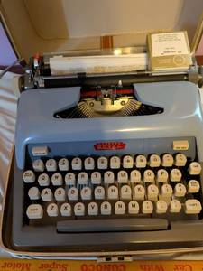 lot 438 image: Royal Quiet Portable Typewriter with Carrying Case