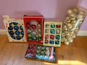 lot 447 image: Lot of 5 Christmas Ornament Sets Glass Balls Multiple Colors