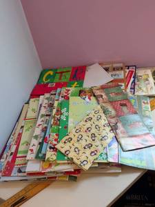 lot 456 image: Assorted gift bags. Grabbing paper name tags assorted occasions