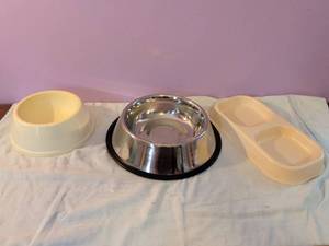 lot 505 image: Pet Feeding Bowls Set of 3 Stainless Steel and Plastic