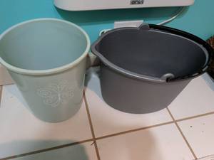 lot 521 image: One small wastebasket and one mop bucket
