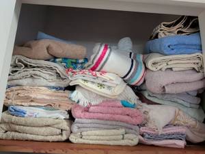 lot 523 image: Towels & Bath Linens Lot 25 Pieces Mixed Colors and Sizes