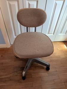 lot 545 image: Office Task Chair with Adjustable Backrest and Casters
