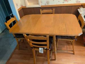 lot 547 image: Dining Table with 4 Chairs Extending Leaf