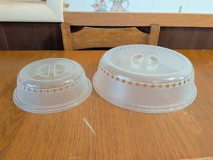 lot 557 image: 2 Clear Plastic Dome Food Covers for the microwave