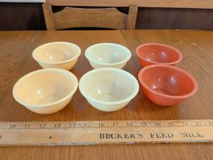 lot 558 image: Sixth plastic dessert bowls.