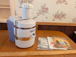 lot 560 image: Jack LaLannes Power Juicer Model CL-003AP 120V 60Hz 2.5A