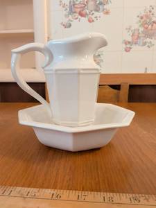 lot 564 image: White Ceramic Pitcher and Basin Set