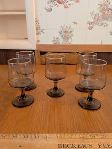 lot 565 image: Set of 5 Smoke-Tinted Pedestal Drinking Glasses