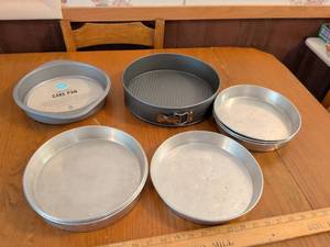 lot 586 image: Martha Stewart Collection Carbon Steel Cake Pan 9 in 22.8 cm Lot of 5