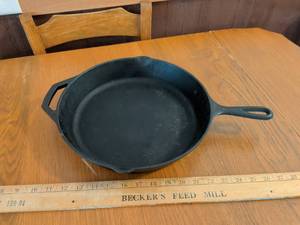 lot 588 image: Cast Iron Skillet with Lid 12 inch