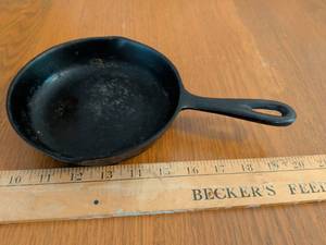 lot 589 image: Cast Iron Skillet 8 inch with Handle marked 3 D