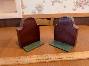 lot 590 image: Pair of Bookends with Green Base 5 inch