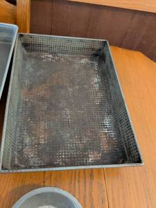 lot 593 image: Lot of 7 Metal Baking Pans and Perforated Trays