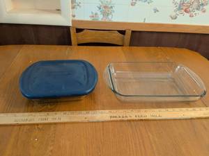 lot 601 image: Pyrex 9x13 Baking Dish with Blue Lid 2-Piece Set