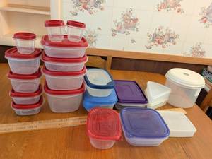 lot 602 image: Food Storage Container Set 16 Piece Red Blue Purple White Lids