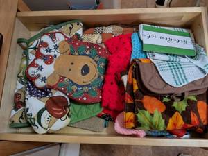 lot 612 image: Kitchen Linens Set Oven Mitts Towels Pot Holders