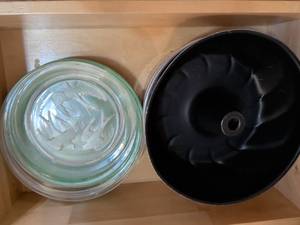 lot 614 image: Bundt cake pans. Pyrex pie dishes.