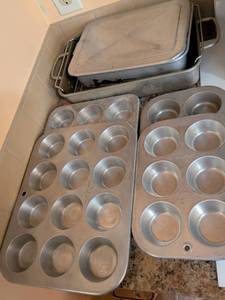 lot 622 image: Muffin Pan Set 12-Cup and 6-Cup Baking Pans with Sheet Pans