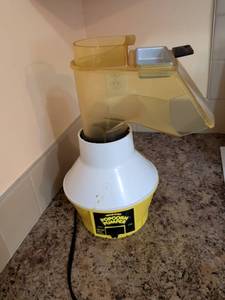 lot 625 image: Wear-Ever Popcorn Pumper Electric Popcorn Machine