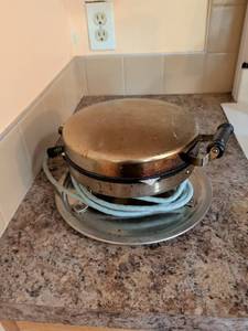 lot 627 image: Athermax Round Waffle Iron with Black Waffle Plates