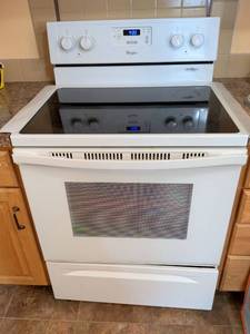 lot 629 image: Whirlpool Electric Range White Coil Cooktop Self-Clean