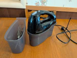 lot 634 image: Hamilton Beach Hand Mixer with Bowl Rest