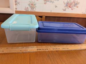 lot 642 image: 2 Plastic Storage Containers with Lids, Light Blue and Blue