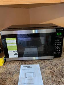 lot 647 image: Hamilton Beach Microwave Oven Model HB84361279995