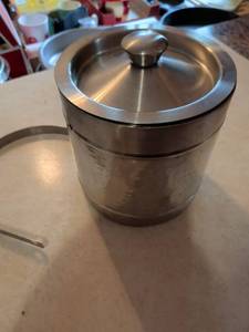 lot 657 image: Stainless Steel Ice Bucket with Lid and Handle