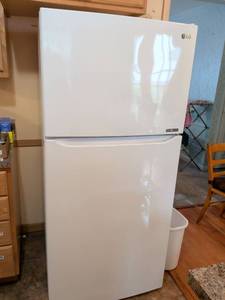 lot 663 image: LG LTCS20120W Top-Freezer Refrigerator 20.0 cu ft